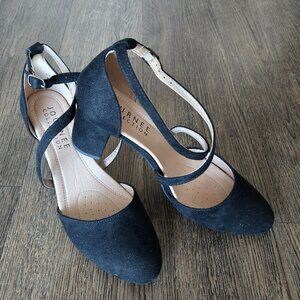 NEW Journee Collection Black Suede Foster Criss Cross Strap Heels Pumps 8.5 M
